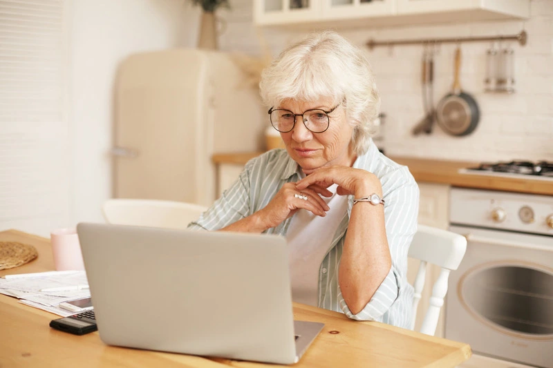 assistance administrative et informatique senior à domicile à Marseille