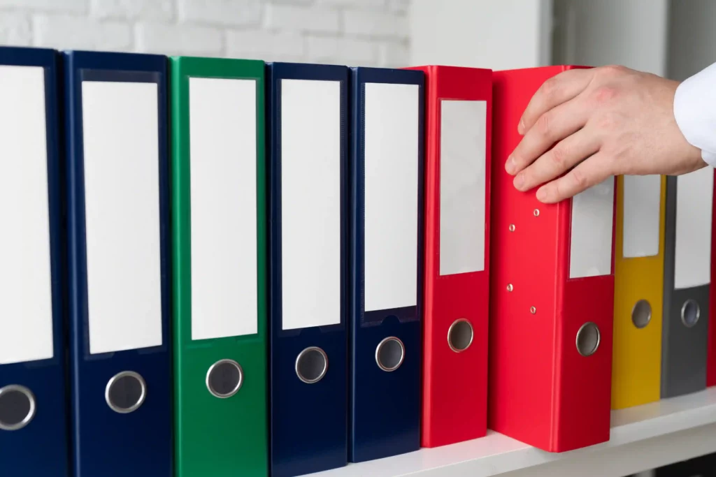Classeur d’archives organisé avec une main le classant — service d’archivage et organisation à domicile à Marseille par Julien C. Mon Secrétaire